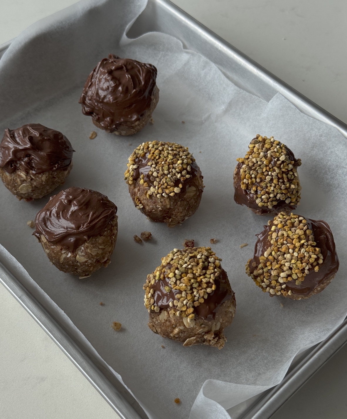 Cashew, Oat & Chocolate Energy Balls